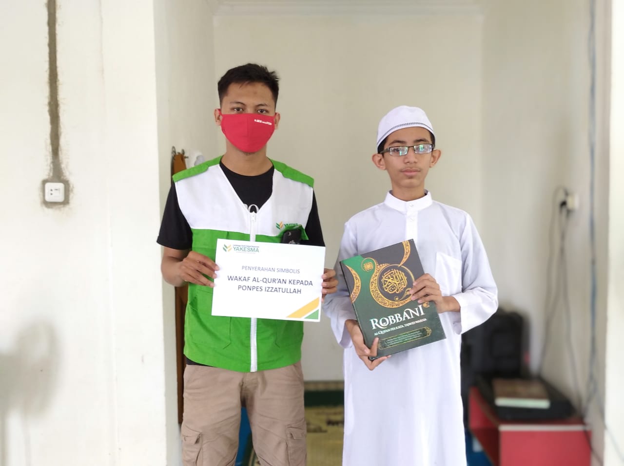 Read more about the article Yakesma Menyalurkan Wakaf Al-Quran Kepada Pesantren Dhuafa