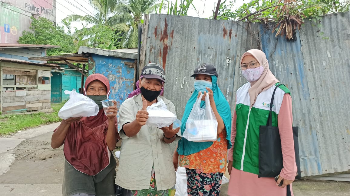 Read more about the article Berbagi berkah di Awal Tahun, Yakesma Sumsel dan Bakso Juragan bagi-bagi Nasi Kotak