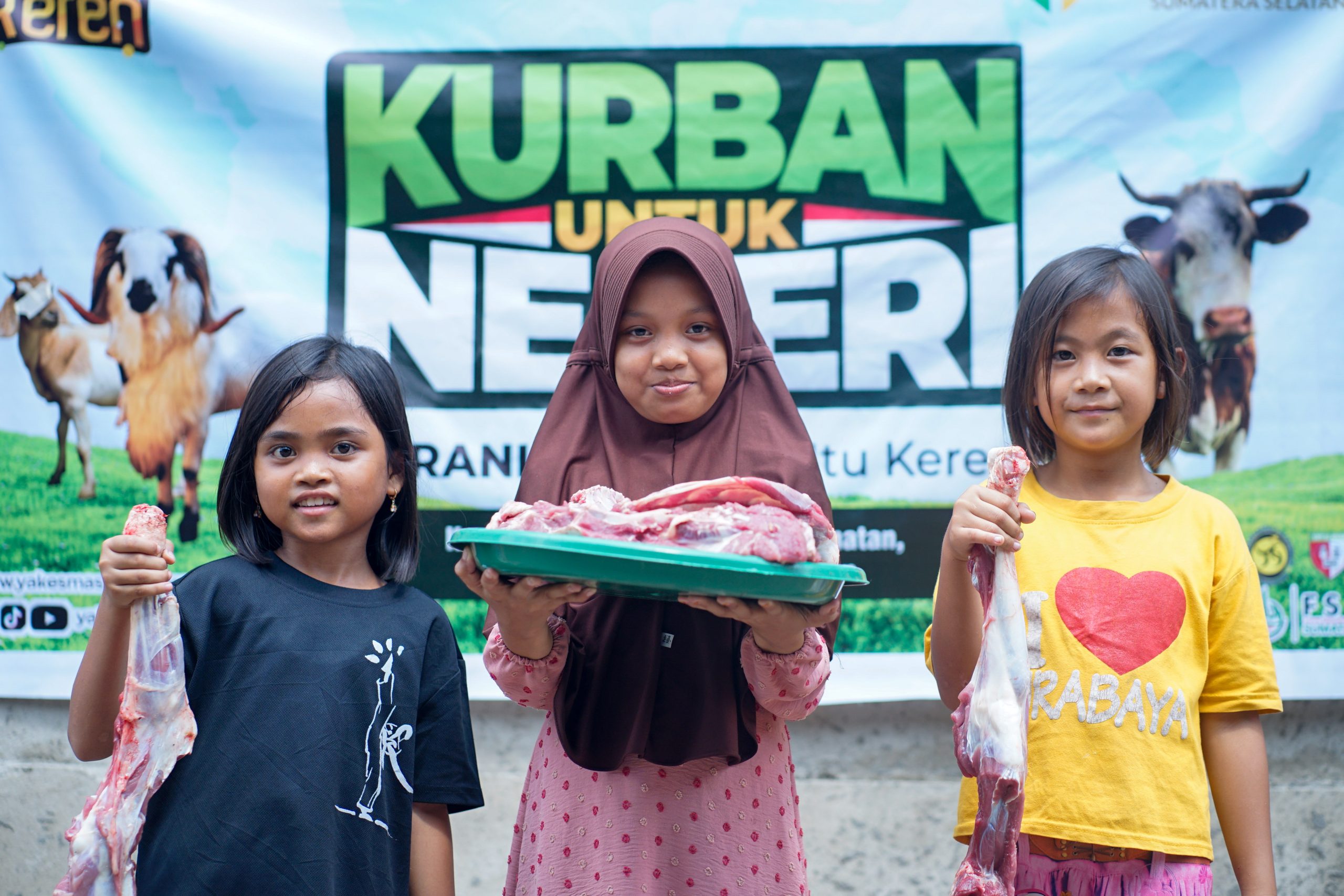 Read more about the article Akhirnya Kami Bisa Makan Daging | Kurban Untuk Negeri Di Kampung Pemulung TPA Sukawinatan